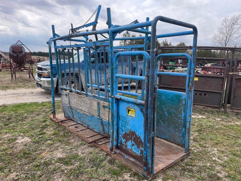 Hay/Forage/Livestock  Frey Cattle Squeeze Chute Photo